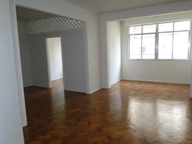 Copacabana - Excelente apartamento, Amplo, 3 quartos, dependências completas, 2 quadras d