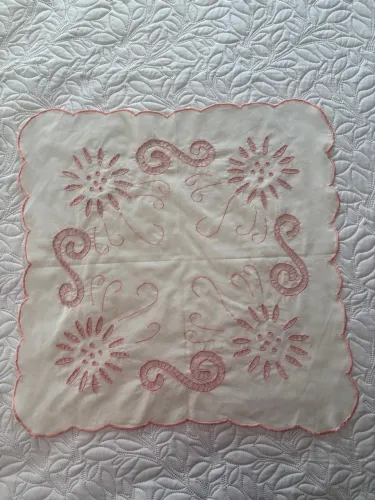 Toalhinha de Mesa Bordada de rosa