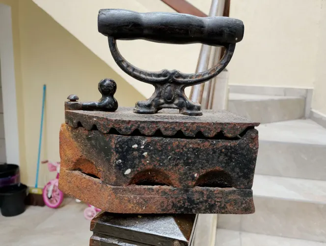 Ferro de passar roupa antigo