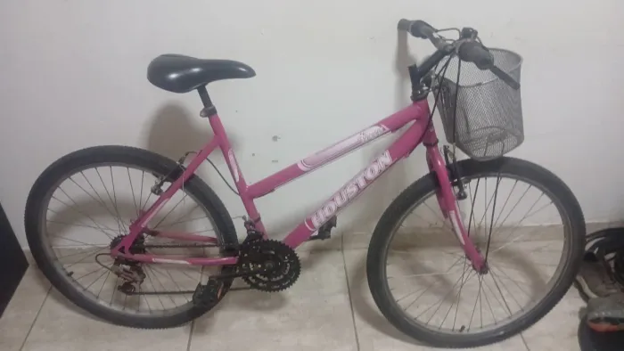 Bicicleta Feminina Houston aro 26 com cestinha.