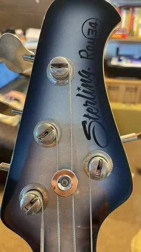 Baixo Musicman Sterling RAY34 - Viuva negra