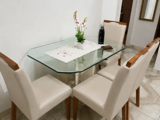 Mesa de marmore com 4 cadeira e duas mesas de canto 