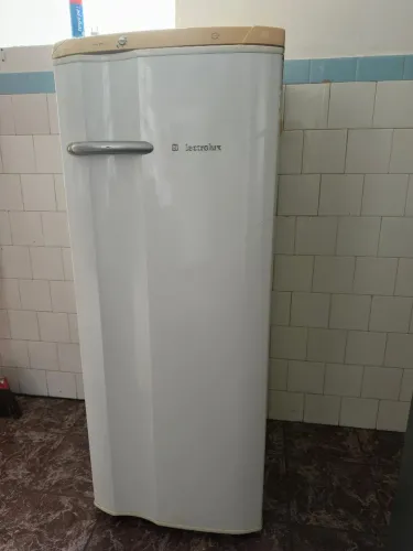 Vende-se geladeira Electrolux pequena