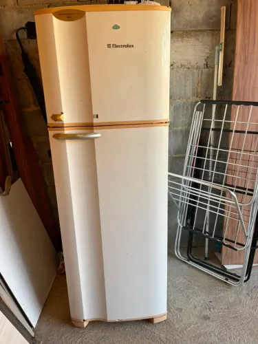 Vende-se geladeira, Electrolux