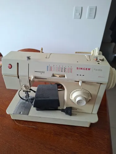 Máquina Singer Facilita