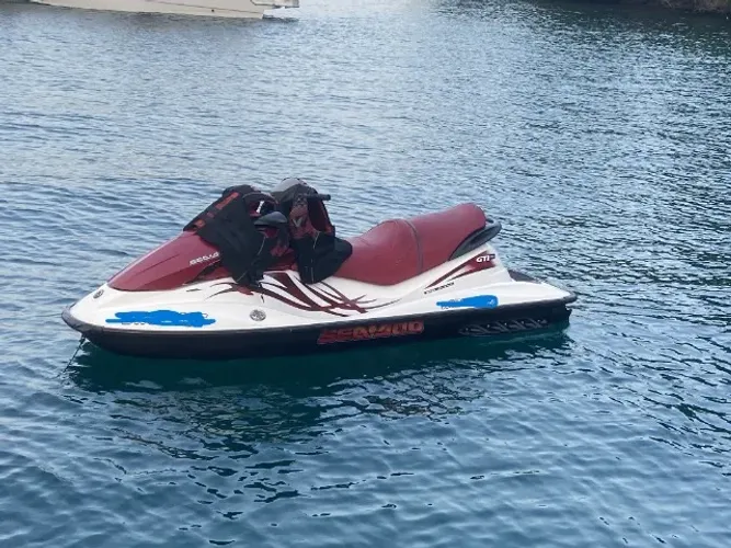 Jet Ski Sea Doo Gti 130, ano/modelo 2009, cor predominante vinho, 330 horas 
