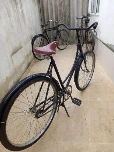 Ela e uma bicicleta feminina Philips e com banco preto