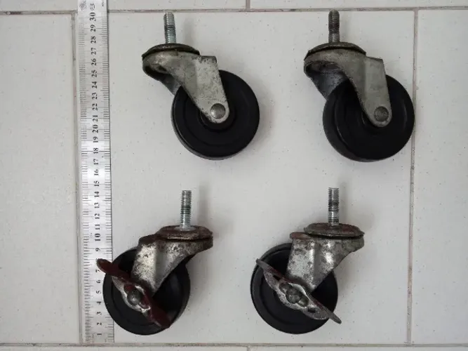 Kit 4 rodízios tipo espiga. Giratórios. Rodas 7 cm diâmetro. Usados.