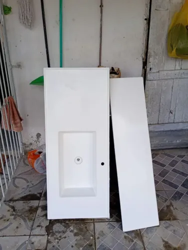 Pia e passa prato feito de mármore sintético.