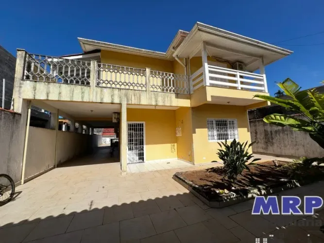 Casa em Ubatuba tipo sobrado com Piscina à 100m da Praia da Maranduba!