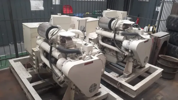 Geradores CUMMINS 120/100 kVA (120kVA/100kVA) 2012