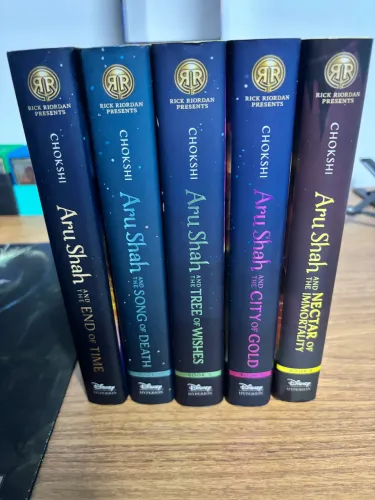 Coleção Aru shah com os 5 livros em inglês 