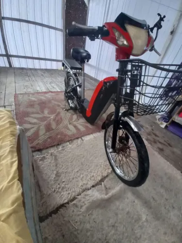 Bicicleta elétrica falta só controladora pra andar normal bateria muito boa Moro no bengui