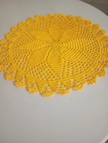 Centro de Mesa em Crochê Amarelo Artesanal Decorativo