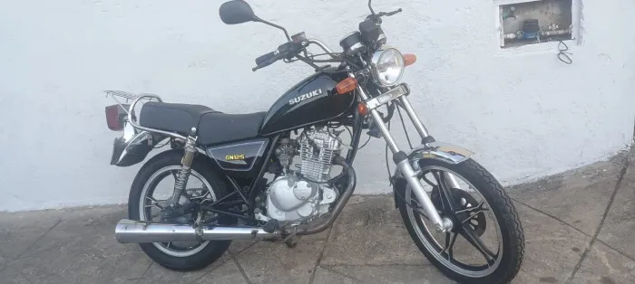 Vendo moto Suzuki Intruder 125 ano 2004 funcionando perfeitamente 