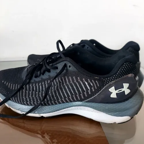 Excelente Tênis Under Armour 43