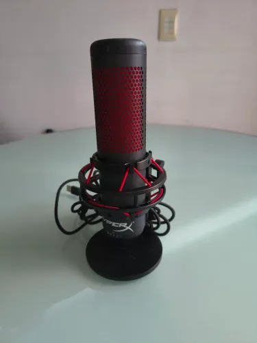 Microfone quadcast.