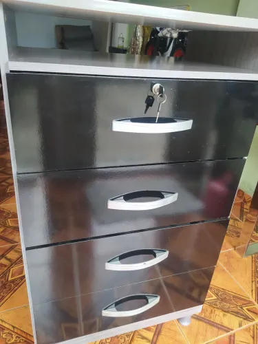 Cômoda cinza e preta