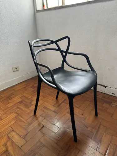 Conjunto de 4 cadeiras de plástico pretas