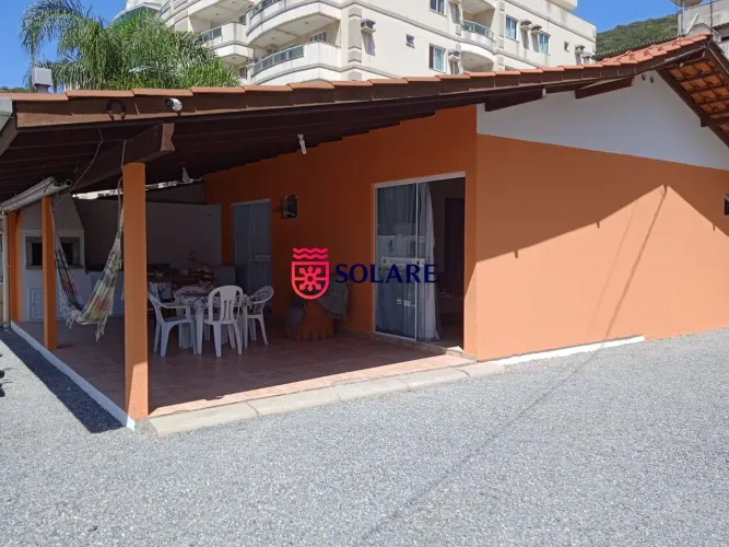 Casa com 2 dorm a 50m do mar de Bombas