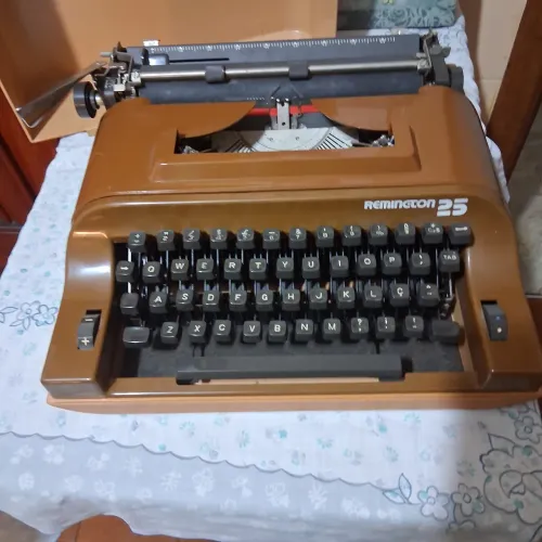 Máquina de escrever Remington 25 marron.