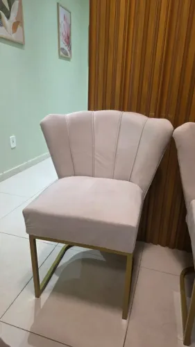 Cadeira Poltrona Pétala Bege com Base Dourada - Impecável (Unidade ou Par)