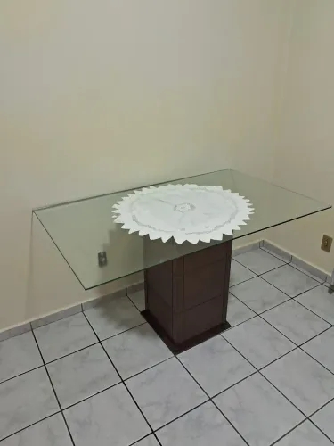 Mesa com tampa de vidro