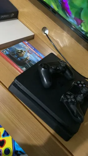 Vende-se Ps4 slim semi- novo