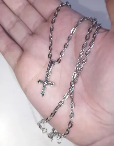 Crucifixo pingente pequeno com manto. NOVO. Aço com banho de ródio. 60 cm e 4 mm.