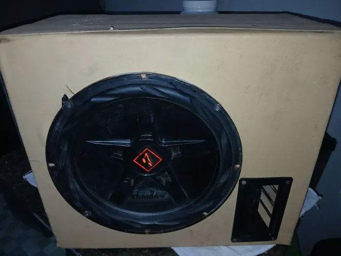 Caixa com um alto falante de 12 subwoofer pra vc que nao quer um som pra ocupar a mala