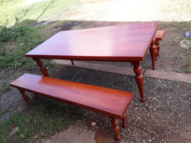 Mesa grande com pés torneados + 2 bancos feitos com madeira de lei