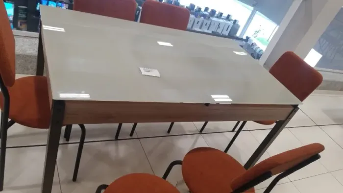 Mesa de jantar para 4 ou até 6 cadeiras