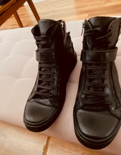 TÊNIS  (Estilo All-Star.) EM COURO LEGÍTIMO TAM 43/44