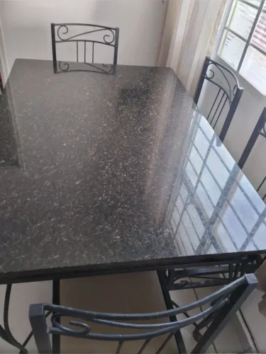 Mesa de ferro com 4 cadeiras tampo de granito