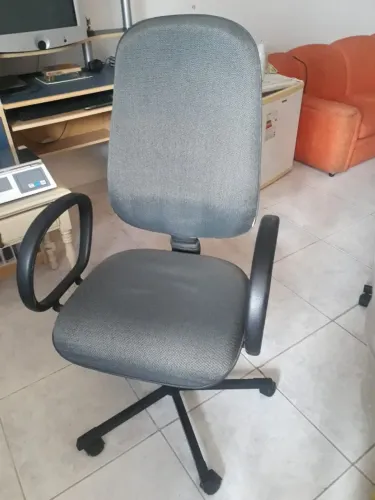Cadeira Giroflex com braços e rodinhas para deslizar