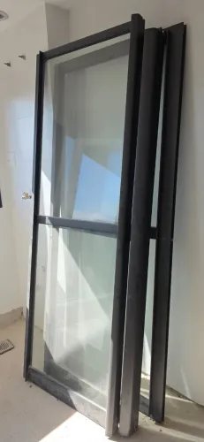 Portas de correr de vidro com esquadria em alumínio