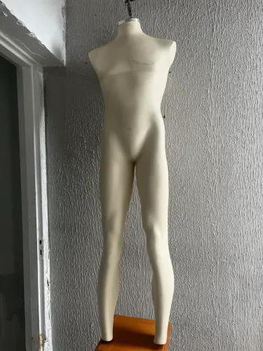 Maniquim. De corpo inteiro beje