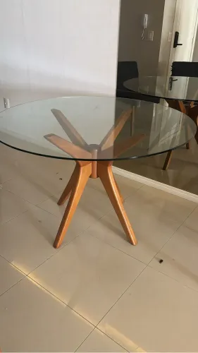 Vendo mesa com cadeiras e cama de casal com base -Retirar no local