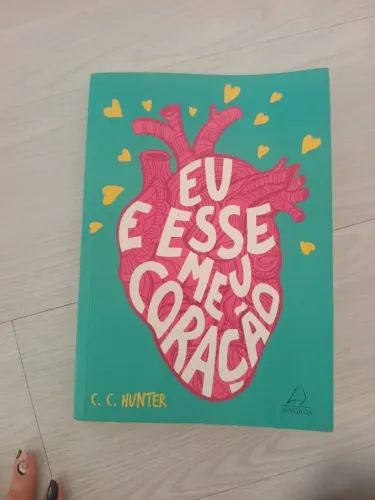 Livro "Eu e Esse Meu Coração" de C. C. Hunter, editora Jangada