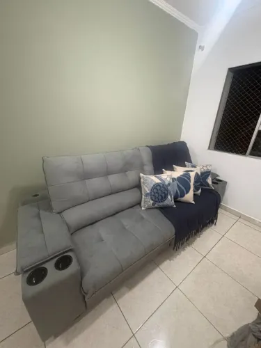 Sofá retrátil e reclinável luk 2,5 m com porta copo e carregador usb