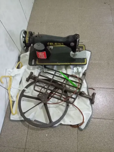 Máquina de costura Singer antiga.