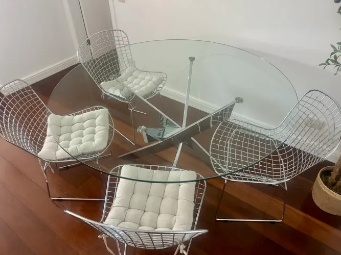 Mesa de jantar importada, adquirida originalmente na Suíça