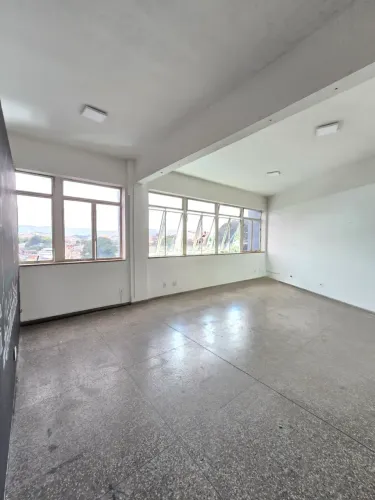 Sala comercial c/ 129 m2 c/ 02 banheiros na Av. Maria da Gloria B. Amazonas - Contagem M