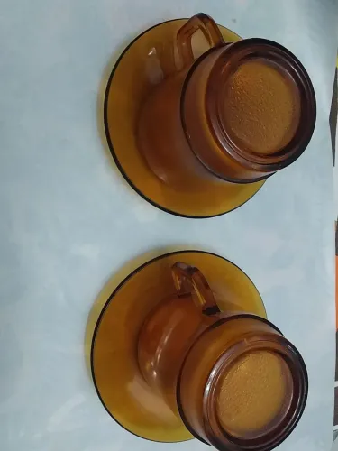 2 xícaras grandes de leite âmbar duralex com 2 pires