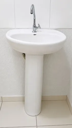 Lavatório de banheiro com coluna