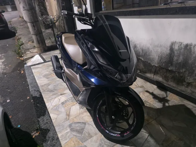 Vendo pcx , com garantia de fábrica. (Moto sem nenhum arranhão )