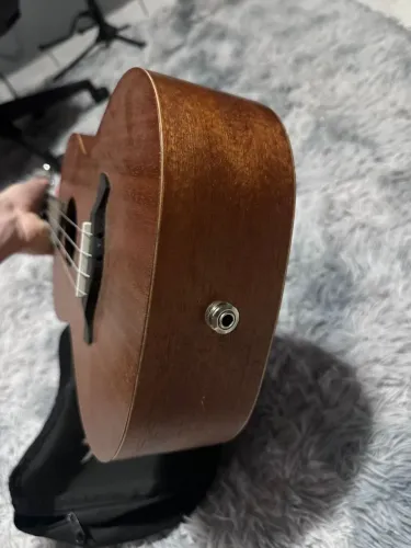 Ukulele novo amplificado com um fisham