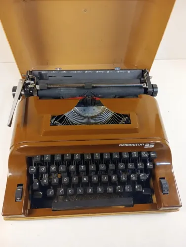 Máquina de Escrever Portátil Remington 25 Vintage c/ Maleta (p/ Restauro ou Peças)