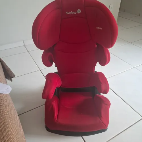 Esta é uma cadeira para auto Safety 1st Evolu-Safe na cor vermelha.<br>