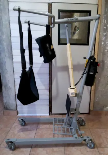 Elevador hospitalar Elétrico suporta até 130 kg